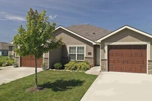 210 SW Laurel Dr in Blue Springs, MO - Building Photo