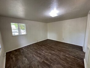 1518 Diamond St in Anderson, CA - Foto de edificio - Building Photo