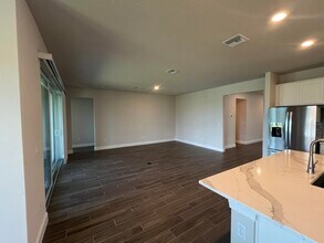 6305 Cloverdale Ave in Port St. Lucie, FL - Foto de edificio - Building Photo