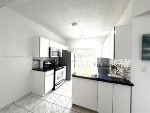 8019 Lake Dr, Unit 104 in Doral, FL - Foto de edificio - Building Photo