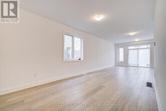 12 Barnyard Trl in Barrie, ON - Building Photo - Building Photo