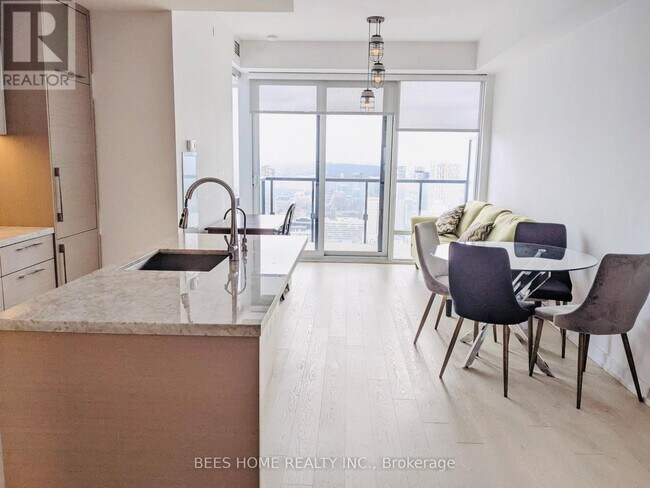 488 University Ave in Toronto, ON - Building Photo - Building Photo