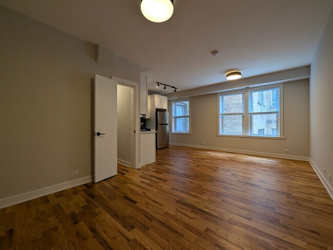 653 W Wrightwood Ave, Unit 304 in Chicago, IL - Foto de edificio - Building Photo