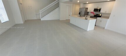 12470 SW 248th St in Princeton, FL - Foto de edificio - Building Photo