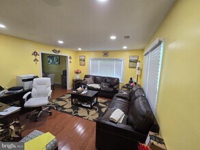 10003 Five Oaks Rd in Fairfax, VA - Building Photo - Building Photo