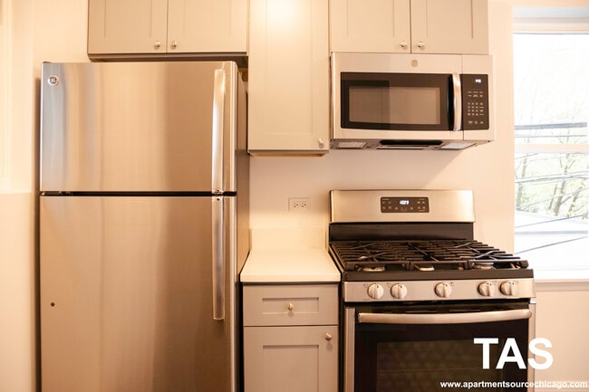 2347 N Drake Ave in Chicago, IL - Building Photo - Building Photo