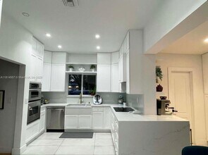 5775 SW 80th St in Miami, FL - Building Photo - Building Photo