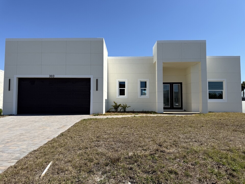 303 NW 26th Ave in Cape Coral, FL - Building Photo