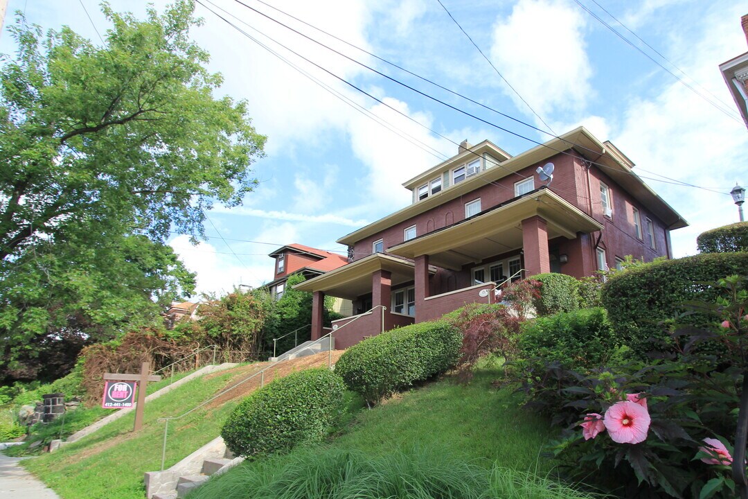 6329 Burchfield Ave in Pittsburgh, PA - Foto de edificio