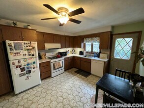 213R Holland St. in Somerville, MA - Foto de edificio - Building Photo