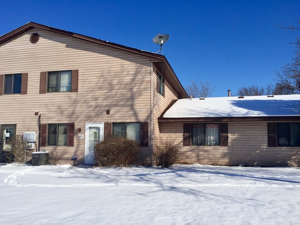 6602 83rd Ct N in Brooklyn Park, MN - Building Photo