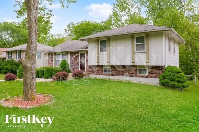 5015 NW Woody Creek Ln in Kansas City, MO - Building Photo