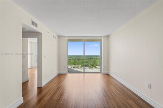 9055 SW 73rd Ct in Miami, FL - Foto de edificio - Building Photo