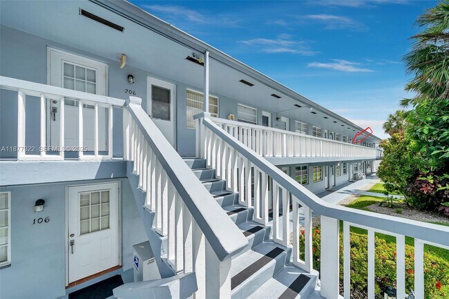 751 Pine Dr in Pompano Beach, FL - Building Photo - Building Photo