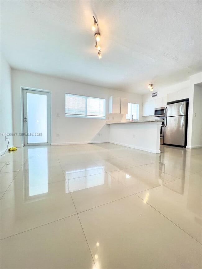8035 Crespi Blvd in Miami Beach, FL - Building Photo - Building Photo