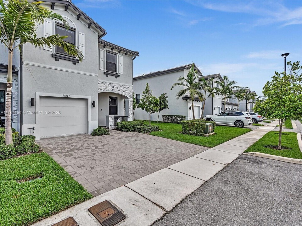 20381 NW 4th Ave in Miami Gardens, FL - Building Photo