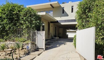 1555 Rising Glen Rd in Los Angeles, CA - Building Photo