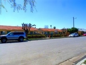 Pacific Gardens Apartments in Bakersfield, CA - Building Photo - Building Photo