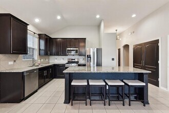 225 Shirley Dr in Buda, TX - Foto de edificio - Building Photo