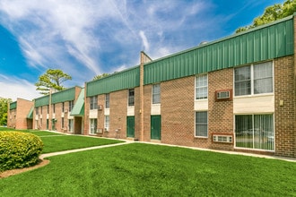 Oakmont North Apartments in Norfolk, VA - Foto de edificio - Building Photo