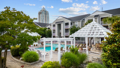 Columbus Station Apartments at Town Center in Virginia Beach, VA - Foto de edificio - Building Photo