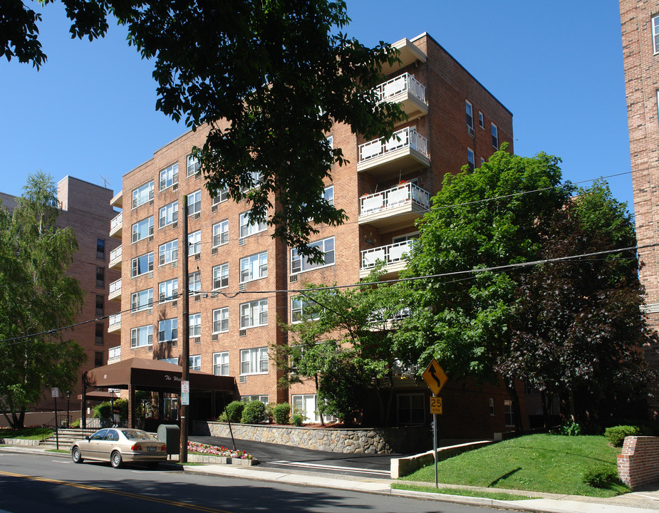 10 Old Mamaroneck Rd in White Plains, NY - Building Photo