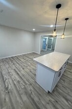 1 Beachwood Dr in Babylon, NY - Foto de edificio - Building Photo