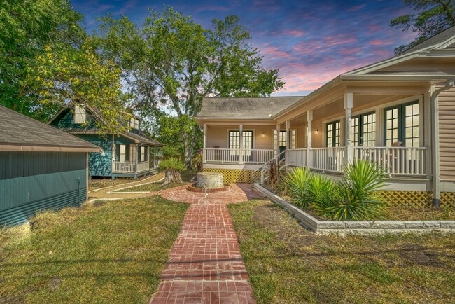 property at 806 E Main St