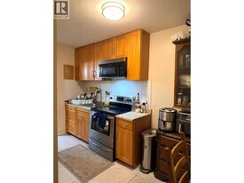 4722 Ridgelawn Dr in Burnaby, BC - Building Photo