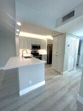 1007 Green Pine Blvd in West Palm Beach, FL - Foto de edificio - Building Photo
