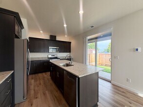 333-337 SE Fir Villa Rd in Dallas, OR - Building Photo - Building Photo