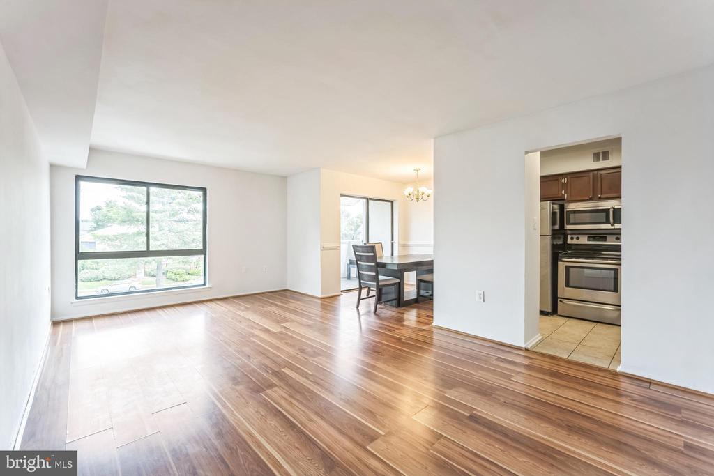 5758 Village Green Dr in Alexandria, VA - Building Photo