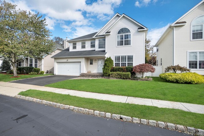 172 Cranberry Ct in Melville, NY - Building Photo - Building Photo
