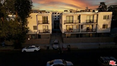 11528 Emelita St in Los Angeles, CA - Building Photo - Building Photo