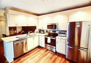 1931 Hartford Ct in West Palm Beach, FL - Foto de edificio - Building Photo