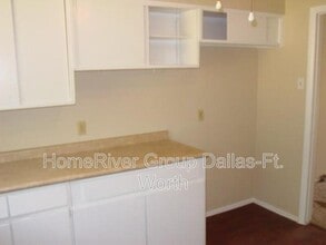 5720 Bluffman Dr in Dallas, TX - Building Photo - Building Photo