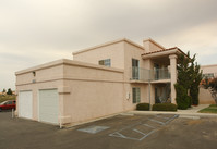 15544 Sequoia Ave in Hesperia, CA - Foto de edificio - Building Photo