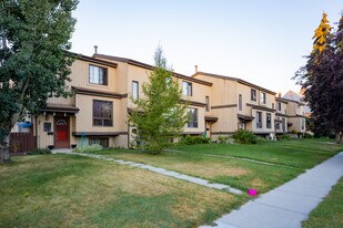 1433 8 Av SE in Calgary, AB - Building Photo