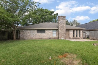 2105 Greenwood Dr in Rosenberg, TX - Building Photo - Building Photo