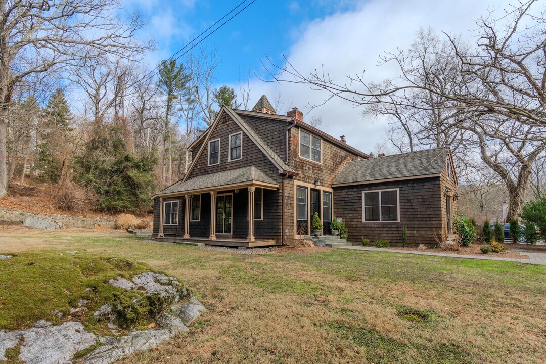 54 E Lake Stable Rd in Tuxedo Park, NY - Building Photo