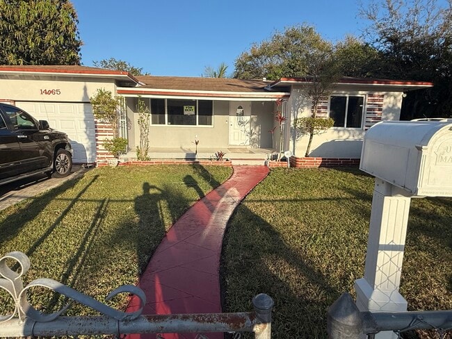 14065 NE 16th Ave in North Miami, FL - Foto de edificio - Building Photo