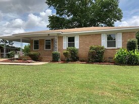 4402 Kiger St SW in Huntsville, AL - Building Photo