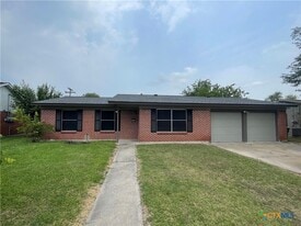 4705 Dahlia Ln, Unit 2 in Victoria, TX - Building Photo