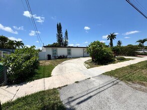 11000 SW 47th Terrace in Miami, FL - Building Photo - Building Photo