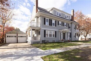 422 Wayland Ave in Providence, RI - Building Photo