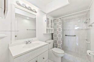 2860 Somerset Dr in Lauderdale Lakes, FL - Building Photo