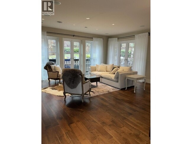 7589 Curtis St in Burnaby, BC - Building Photo - Building Photo