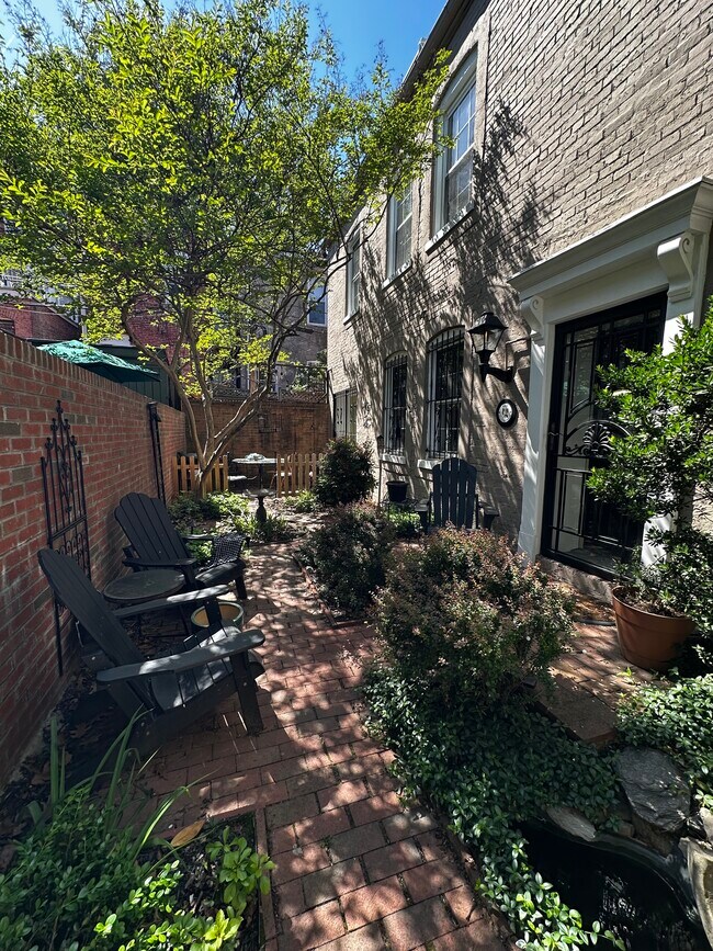 property at 646 Pickford Pl NE