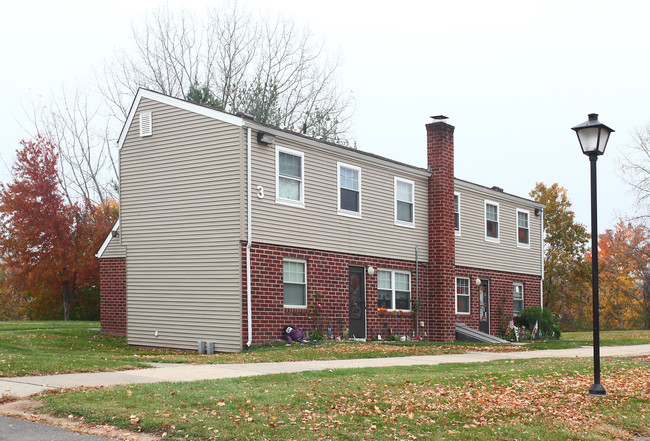 Freshwater Pond in Enfield, CT - Foto de edificio - Building Photo