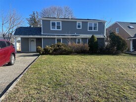 11 Belfry Ln in Hicksville, NY - Building Photo